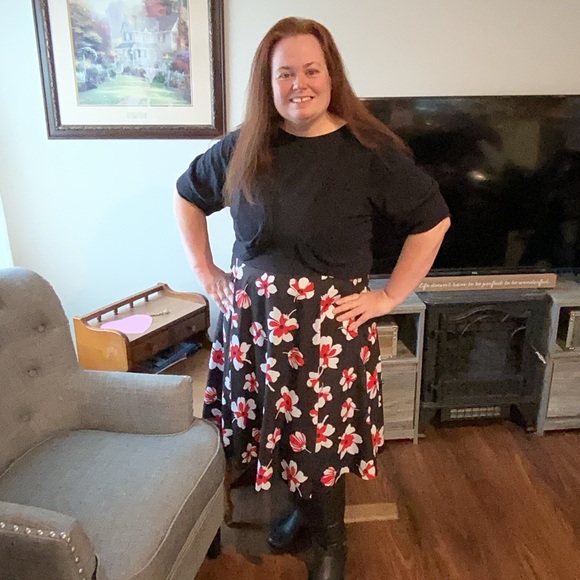 Meet your Posher, Peggy selling plus size clothing - Picture 4 of 6